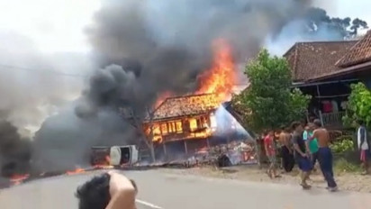 Mobil Pengangkut Minyak Mentah Tabrak 3 Rumah Warga hingga Terbakar di Musi Banyuasin, Sopir Sempat Kabur Ditangkap Polisi