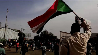 Aksi Protes Peringatan Tiga Tahun Digulingkannya Presiden Omar Al Bashir Ricuh, 6 Orang Tewas Akibat Luka Tembak