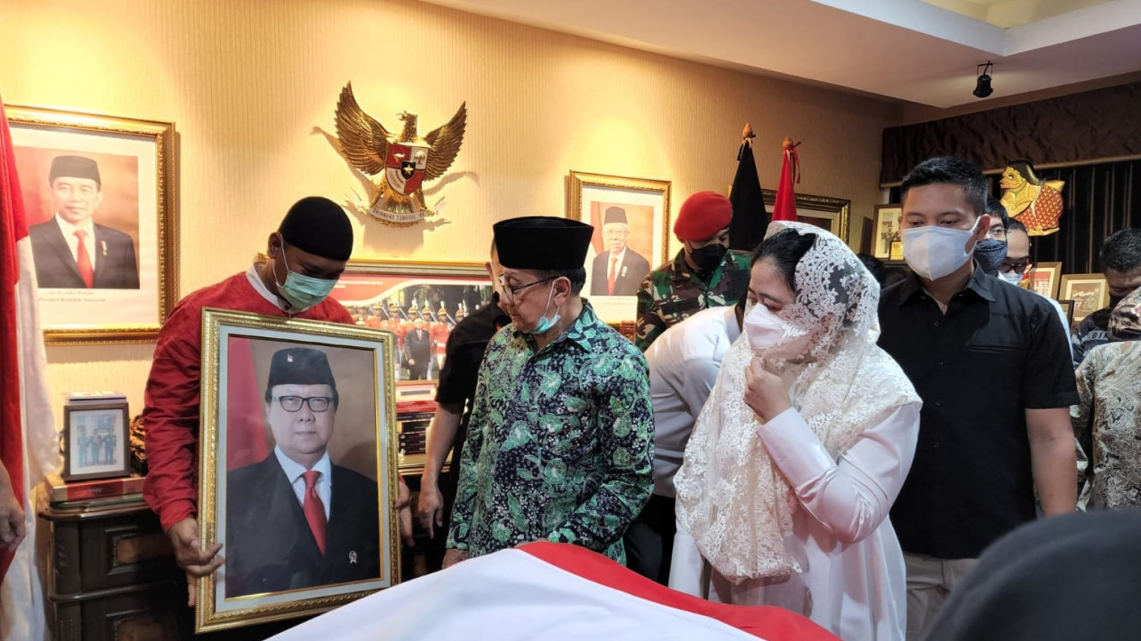 Politikus Partai PDIP, Deddy Sitorus Ingat Kenangan Manis Bersama Tjahjo Kumolo
            - galeri foto