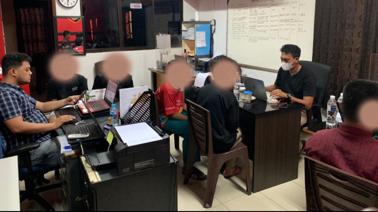 Usai Viral Rusak Pagar Jembatan Taman Wisata di Tanjungpinang, 5 Pelajar Diciduk Polisi
            - galeri foto