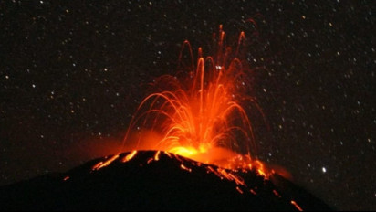 Gunung Ili Lewotolok Lontarkan Lava, Warga Lembata Panik