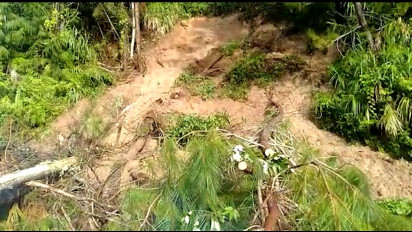 Poros Penghubung antar Kabupaten di Kurra Tertutup Longsor dan Pohon Tumbang