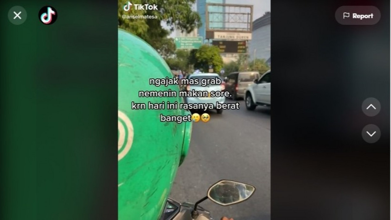 Viral! Driver Ojek Online Menemani Makan Penumpangnya Sebut Tengah Alami Hari yang Berat, Aksinya Menuai Pujian Netizen
            - galeri foto