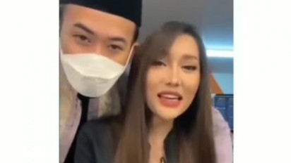 Lucinta Luna Dirangkul Ustaz Syam, Takut Dirukyah tapi Minta Diajarin Ngaji Pakai Syarat Ini