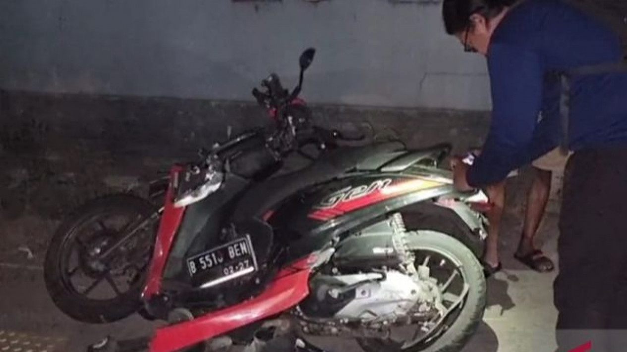 Jambret Ponsel Tewas Lantaran Menabrak Truk Kontainer Saat Berusaha Kabur
            - galeri foto