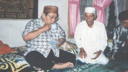 Presiden Gus Dur Bawa Pakaian Menggunakan Kardus Saat Kunjungan Kenegaraan Ke China