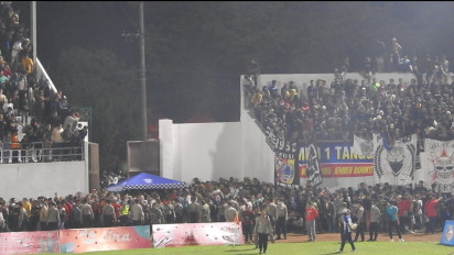 Final Perebutan Medali Emas Porprov VII Jatim, Diwarnai Aksi Jebol Gerbang Stadion Semeru Lumajang