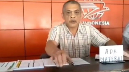 Viral! Oknum Pegawai Kantor Pos Indonesia Ribut dengan Pembeli Tidak Mau Jual Materai, Ngamuk Hingga Loncati Meja Menantang Pembeli
