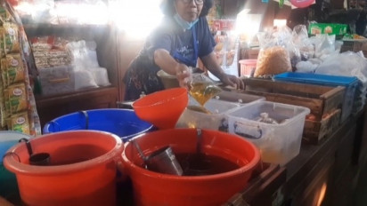Pembelian Minyak Goreng via Pedulilindungi, Pedagang di Yogyakarta: Rumit!