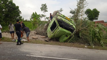 Detik-detik Truk Fuso Bermuatan Semen Terbalik di Turunan Bungbulang Garut