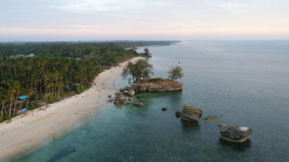 Aksi Bersihkan 1,4 Ton Sampah di Pantai Teleng Ria Pacitan