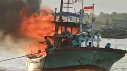 Baru Parkir Usai Melaut, KM Jaya Anugerah Ludes Terbakar Akibat Korslet