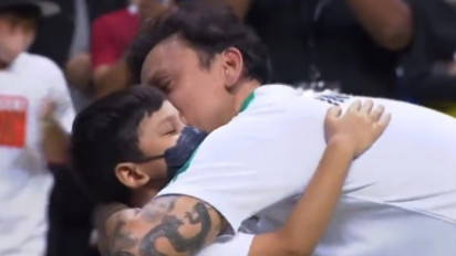 Momen Haru Vincent Rompies Setelah Jadi Juara di Laga Tepok Bulu 2022, Peluk Hingga Cium Anak dan Istri, Netizen: Gemes Banget!