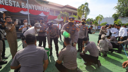 Naik Pangkat, 77 Anggota Polresta Banyuwangi Dapat Siraman Air Bunga