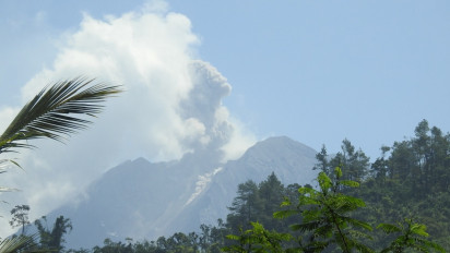 Gunung Semeru Alami 8 Kali Letusan Disertai Asap Putih Kelabu Setinggi 1.000 Meter dari Puncak