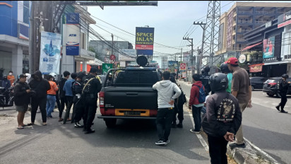 BREAKING NEWS: Buntut Keributan di Babarsari, Sejumlah Kendaraan Dibakar