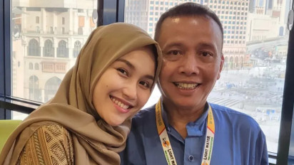 Baru Pulang Umrah Langsung Dilarikan ke Rumah Sakit, Ayu Ting Ting Bagikan Kondisi Terkini Ayahnya Pasca Operasi Hernia