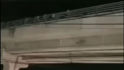 Viral di Medsos, Aliran Listrik Mati, Penumpang LRT Palembang Turun dan Berjalan di Atas Rel