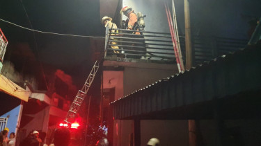 Rumah Terbakar di Surabaya, 1 Penghuni Dilarikan ke Rumah Sakit