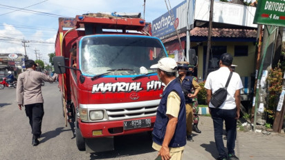 Antisipasi PMK, Polisi Gencarkan Penyekatan Angkutan Ternak di Perbatasan Gresik-Mojokerto