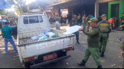 Situasi Kondusif, Masyarakat Sleman Gelar Kerja Bakti Bersihkan Kerusakan Ruko Babarsari