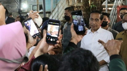 Momen Jokowi Bagikan Bansos di Pasar Peterongan Semarang: Jangan Dibelikan Handphone