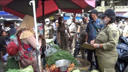 Satpol PP Kota Salatiga Tertibkan PKL yang Gelap Lapak di Badan Jalan