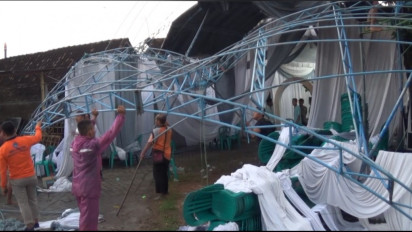 Diterjang Angin Kencang, Tenda Hajatan dan Bangunan Warung di Ngawi Roboh