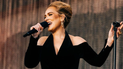 Dihadiri Ribuan Penggemar, Adele Menghentikan Penampilannya Hingga 4 Kali saat Konser di London Demi Selamatkan Penonton
