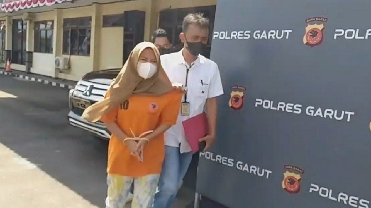 Mamah Muda di Garut Pelaku Arisan Slot Online Ditangkap, Bawa Kabur Uang Rp500 Juta dan Bersembunyi di Kalimantan Timur
            - galeri foto