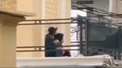 Miris! Sejoli Ini Berbuat Mesum di Menara Masjid Agung, Netizen Geram Ceweknya Berkerudung Pula