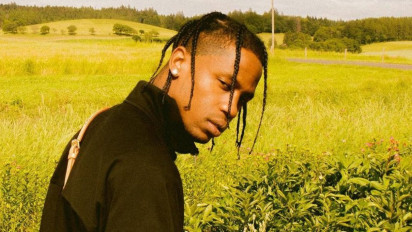 Tak Mau Mengulang Tragedi Astroworld, Travis Scott Hentikan Sejenak Penampilannya saat Melihat Penonton Panjat Tiang Lampu