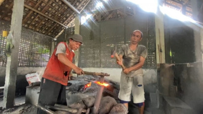 Jelang Iduladha, Pandai Besi di Blitar Kebanjiran Order Pisau Sembelih Hewan