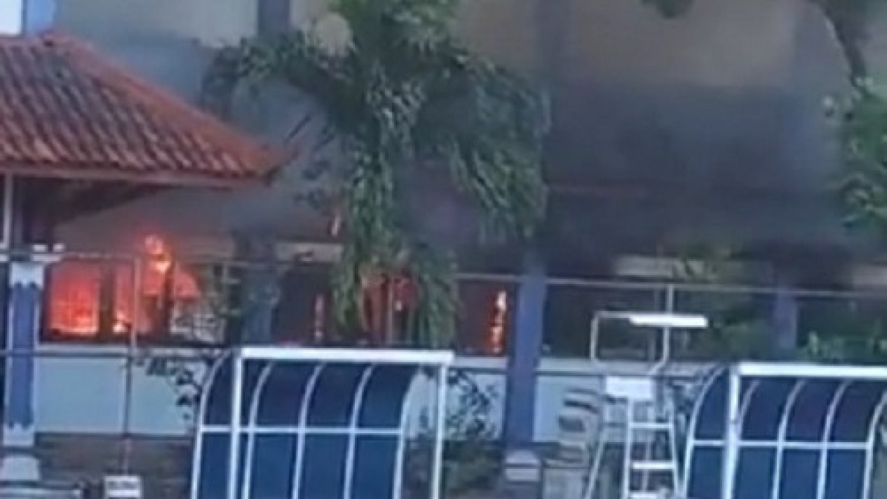 Gedung A FKIP UNS Kebakaran, Penyebab Belum Diketahui
            - galeri foto