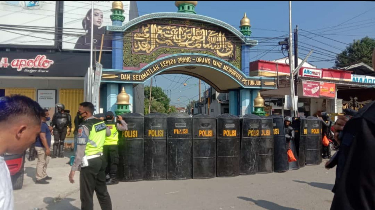 Teriakan Histeris Menggema Ketika Ratusan Polisi Gerebek Ponpes Shiddiqiyyah Jombang untuk Tangkap Anak Kiai Ternama
            - galeri foto