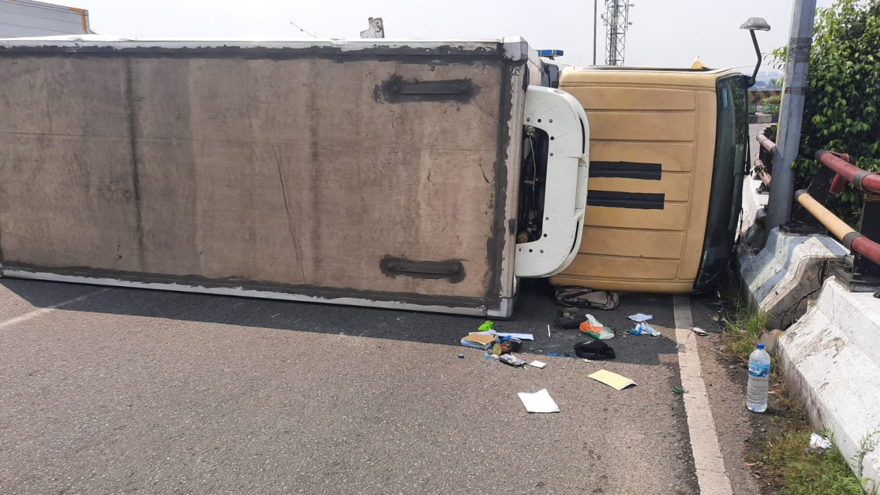 Truk Bermuatan Bahan Makanan Beku Terguling di Flyover Ciputat 
            - galeri foto