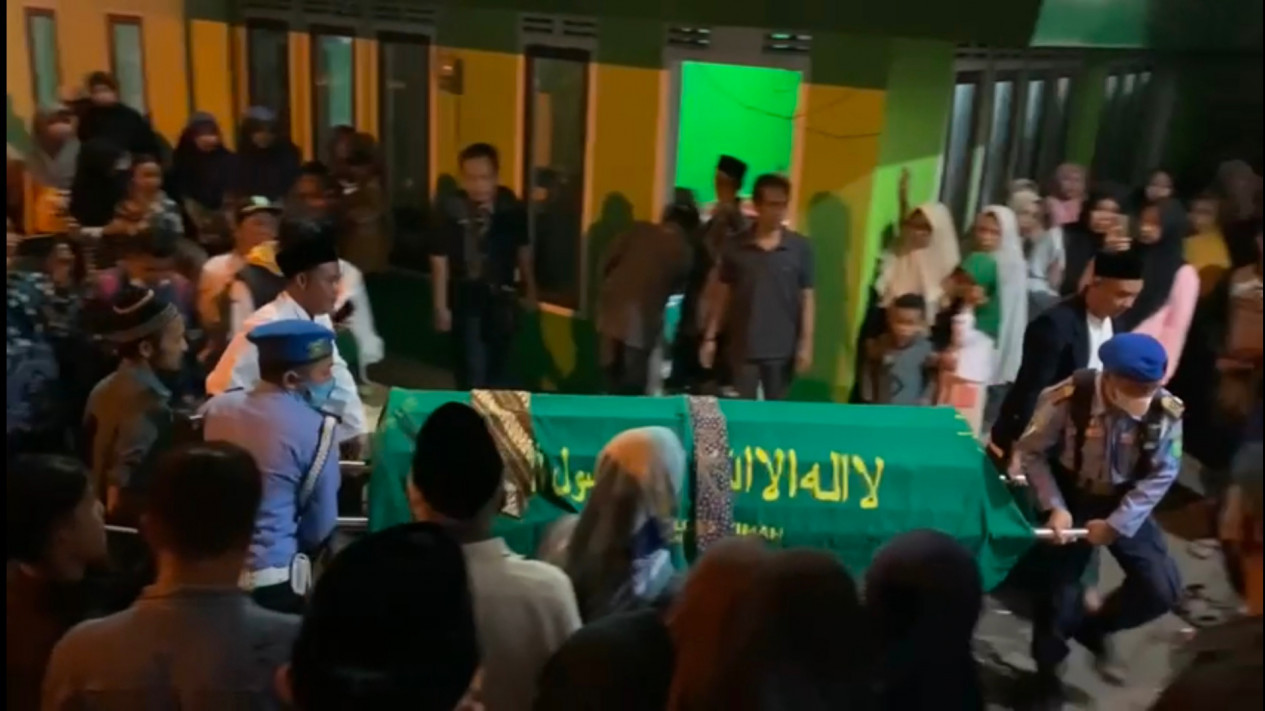 Tiga Jenazah Santri yang Tewas Tenggelam di Pantai Pangandaran Tiba di Tasikmalaya, Disambut Isak Tangis Keluarga
            - galeri foto