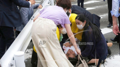 Seorang Pria Ditahan setelah Mantan PM Jepang Shinzo Abe Tergeletak Bersimbah Darah