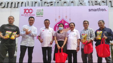 Hari Raya Iduladha, Smartfren dan Yayasan Muslim Sinar Mas Serahkan Sapi dan Kambing untuk Warga