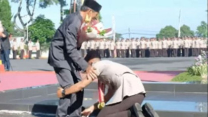 Dilantik Jadi Polisi, Anak Sopir Angkot Tak Kuasa Menahan Air Mata Hingga Bersujud di Kaki Ayahnya