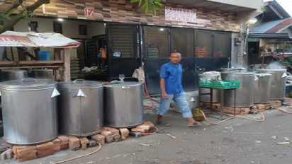 Jelang Hari Raya Iduladha, Pedagang Lontong Siap Saji Kebanjiran Orderan di Kota Medan