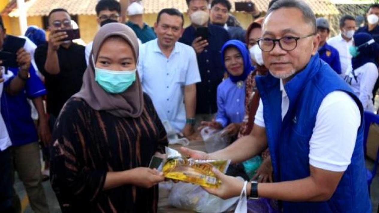 Warga Curhat Soal Cabai Mahal ke Mendag, Zulkifli Hasan Bagikan Minyak Goreng Gratis di Lampung
            - galeri foto