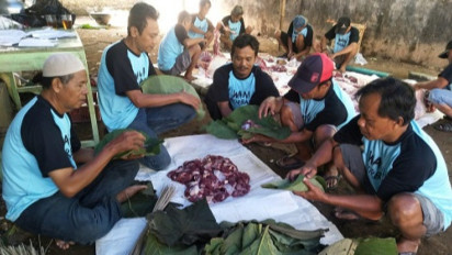 Ramah Lingkungan, Daging Kurban di Desa Kracak Banyumas Dibagikan Pakai Bungkus Daun Jati