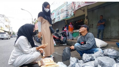 Berkah Iduladha! Tusuk Sate dan Arang di Banjar Laris Manis