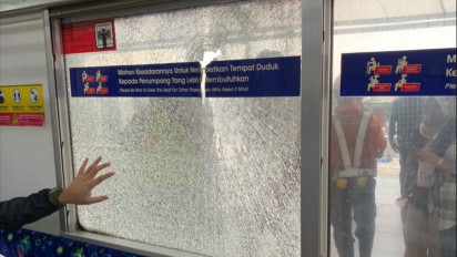 Viral! Seorang Pria Bertelanjang Dada Terekam Sedang Lempari Batu ke KRL Tujuan Duri-Manggarai, Netizen: Ntar Ditangkap Nangis