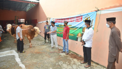 Polda Lampung Bagikan 1.154 Paket Daging Kurban ke Masyarakat