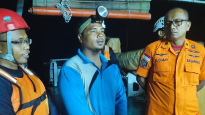 Tim Basarnas Berhasil Selamatkan Tiga Orang Nelayan yang Alami Kecelakaan Kapal di Laut Natuna Kepulauan Riau