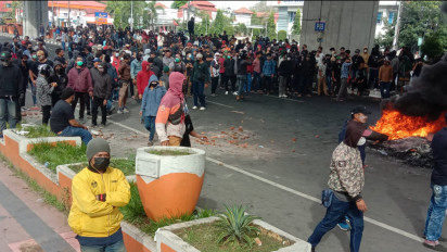 Ratusan Massa Bakar Ban Halau Rencana Eksekusi Lahan di Jalan Pettarani Makassar