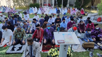 Siasati Omikron, WNI di Austria Gelar Shalat Iduladha di Ruang Terbuka Gedung Kedubes RI di Wina
