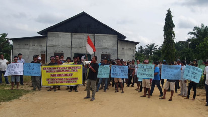 Diduga Berbuat Mesum di Kantor Desa, Ratusan Warga Minta Kades Kuamang Jaya Jambi Mundur dari Jabatannya